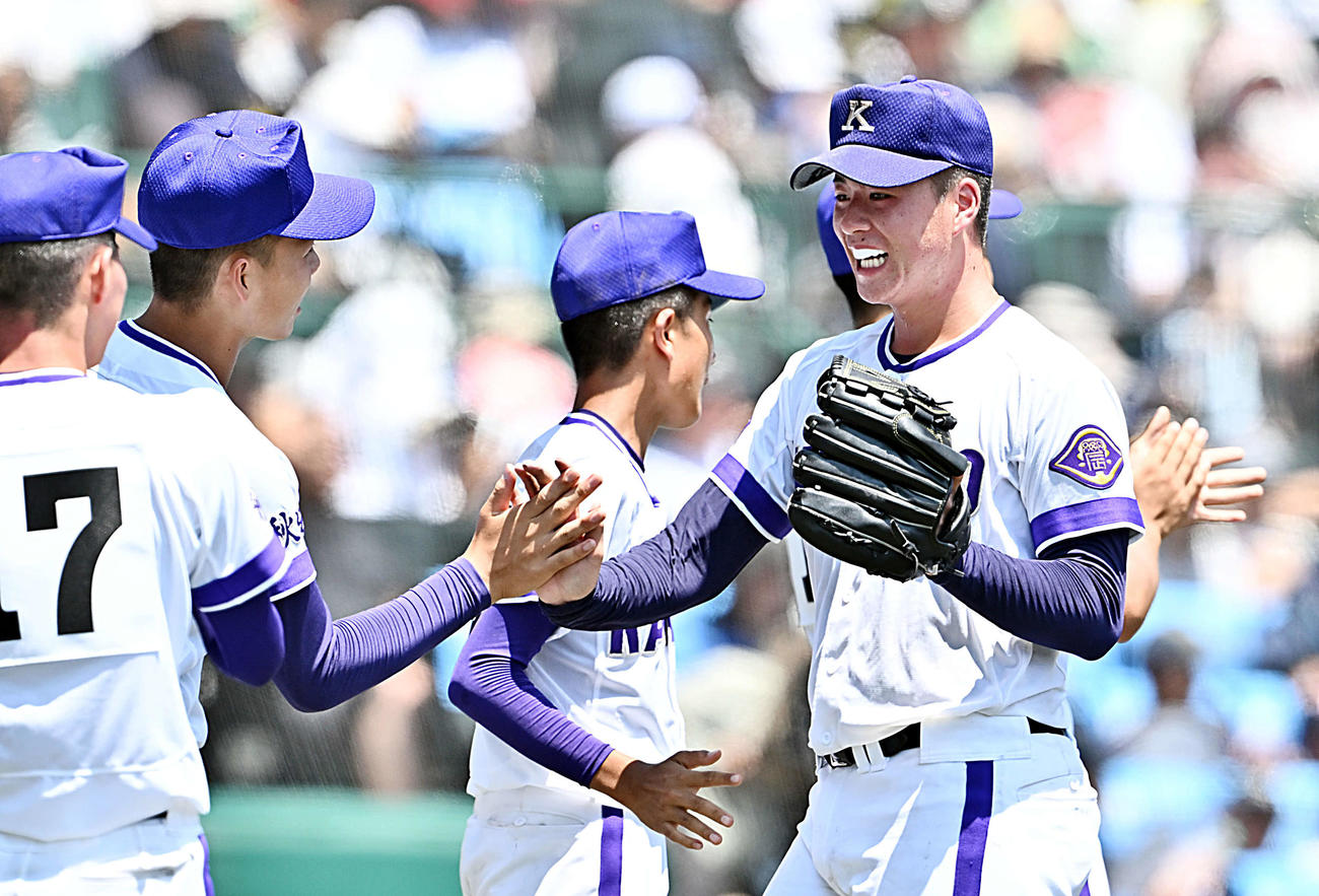 金足農対西日本短大付　5回裏を投げ終えた金足農先発の吉田（右）はチームメートとタッチをかわす（撮影・滝沢徹郎）