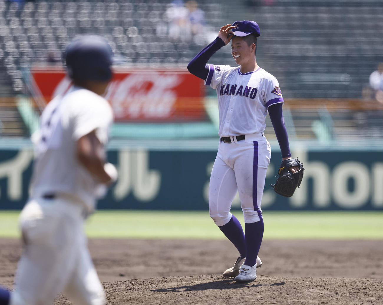 金足農対西本短大付　5回裏西本短大付無死一塁、古賀（左）に死球を与えた吉田（撮影・藤尾明華）