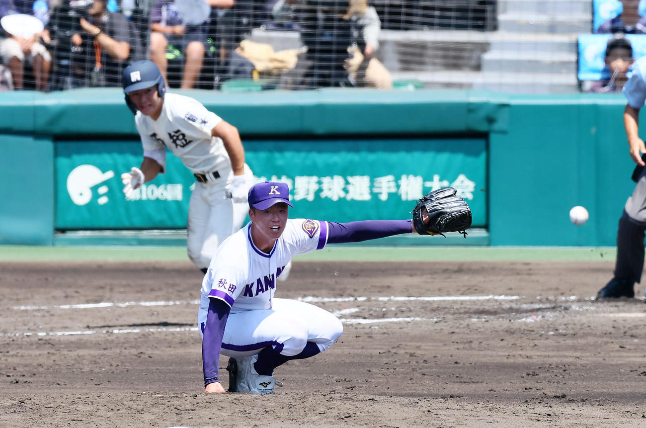 金足農対西日本短大付　2回裏西日本短大付1死一塁、吉田は山下の打球にグラブを出すが捕球出来ず内野安打となる（撮影・加藤哉）