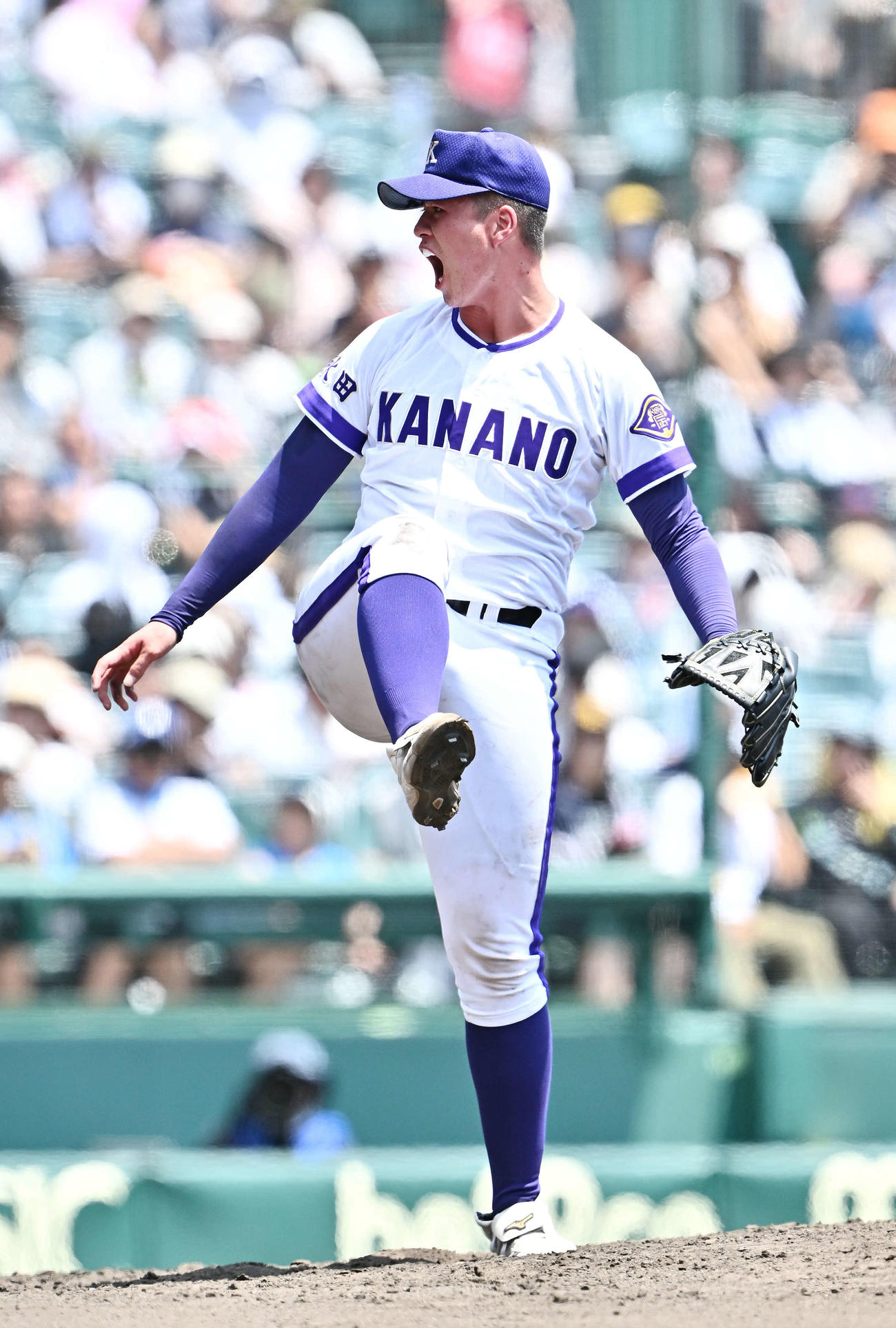 金足農対西日本短大付　6回裏、声を出し力投する金足農先発の吉田（撮影・滝沢徹郎）