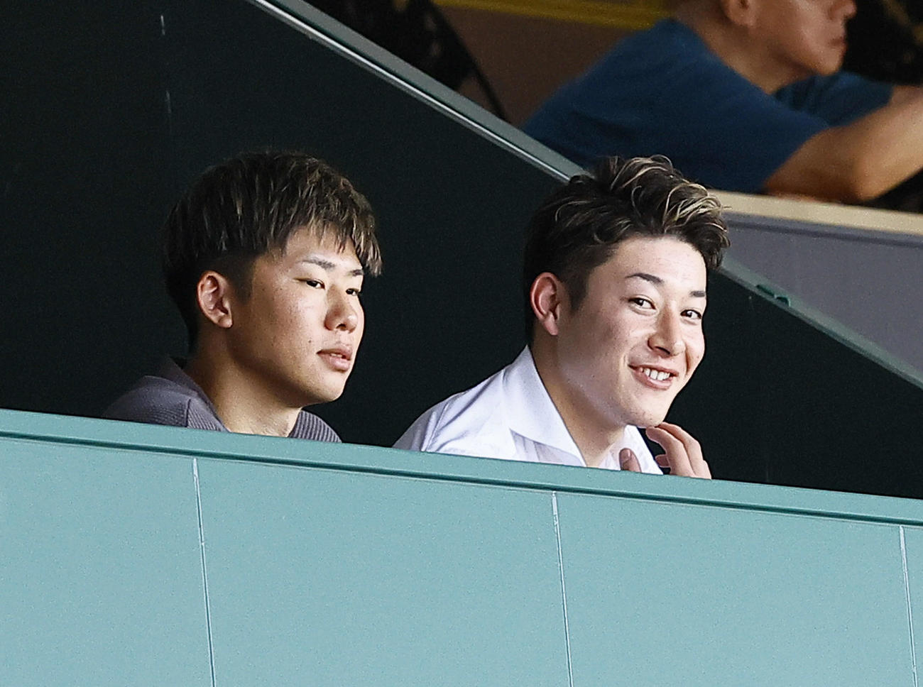 金足農対西本短大付　観戦に訪れたオリックス吉田（右）と曽谷（撮影・藤尾明華）