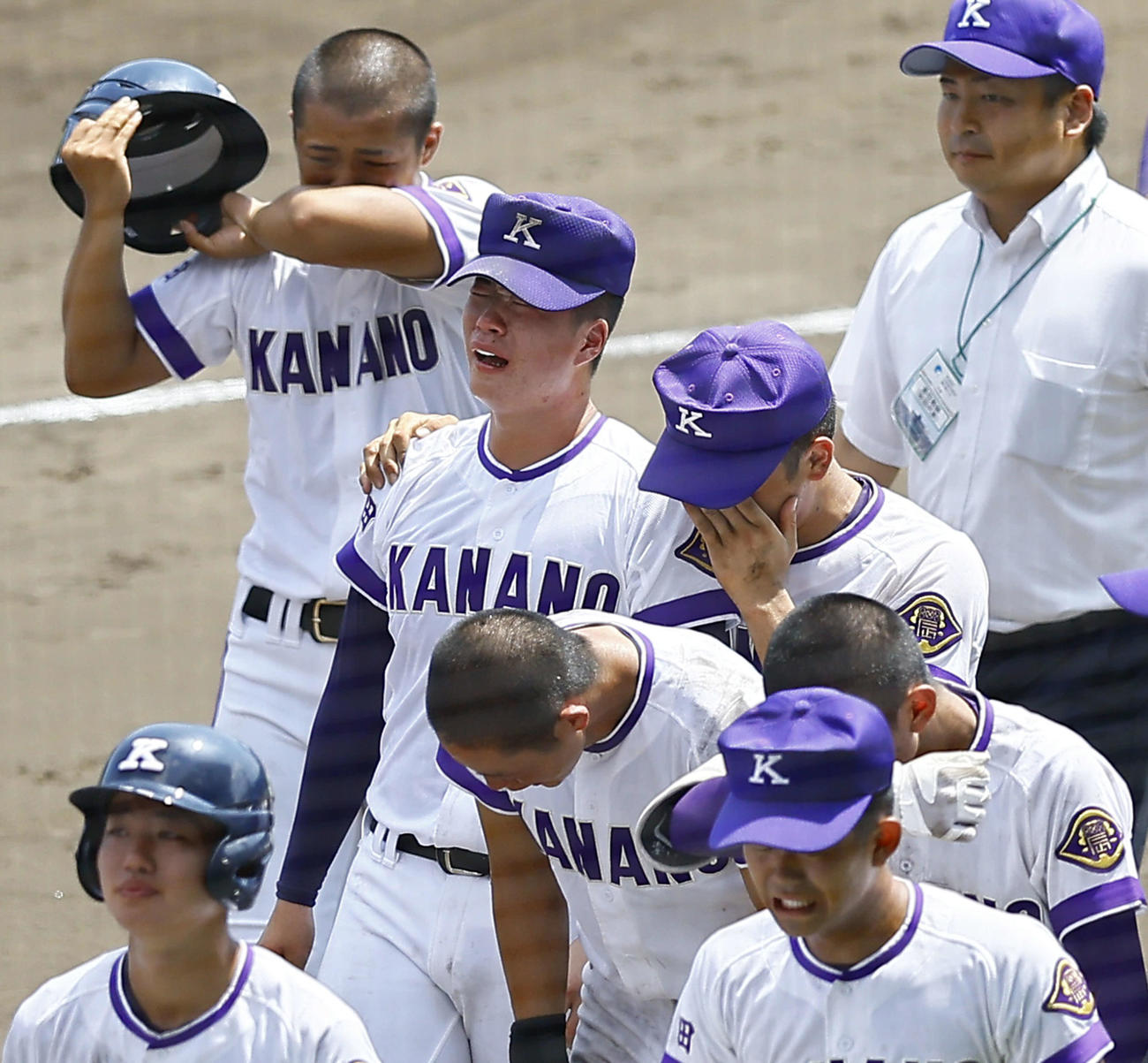 金足農対西本短大付　西日本短大付に敗れ涙を流す吉田（中央左）ら金足農ナイン（撮影・藤尾明華）