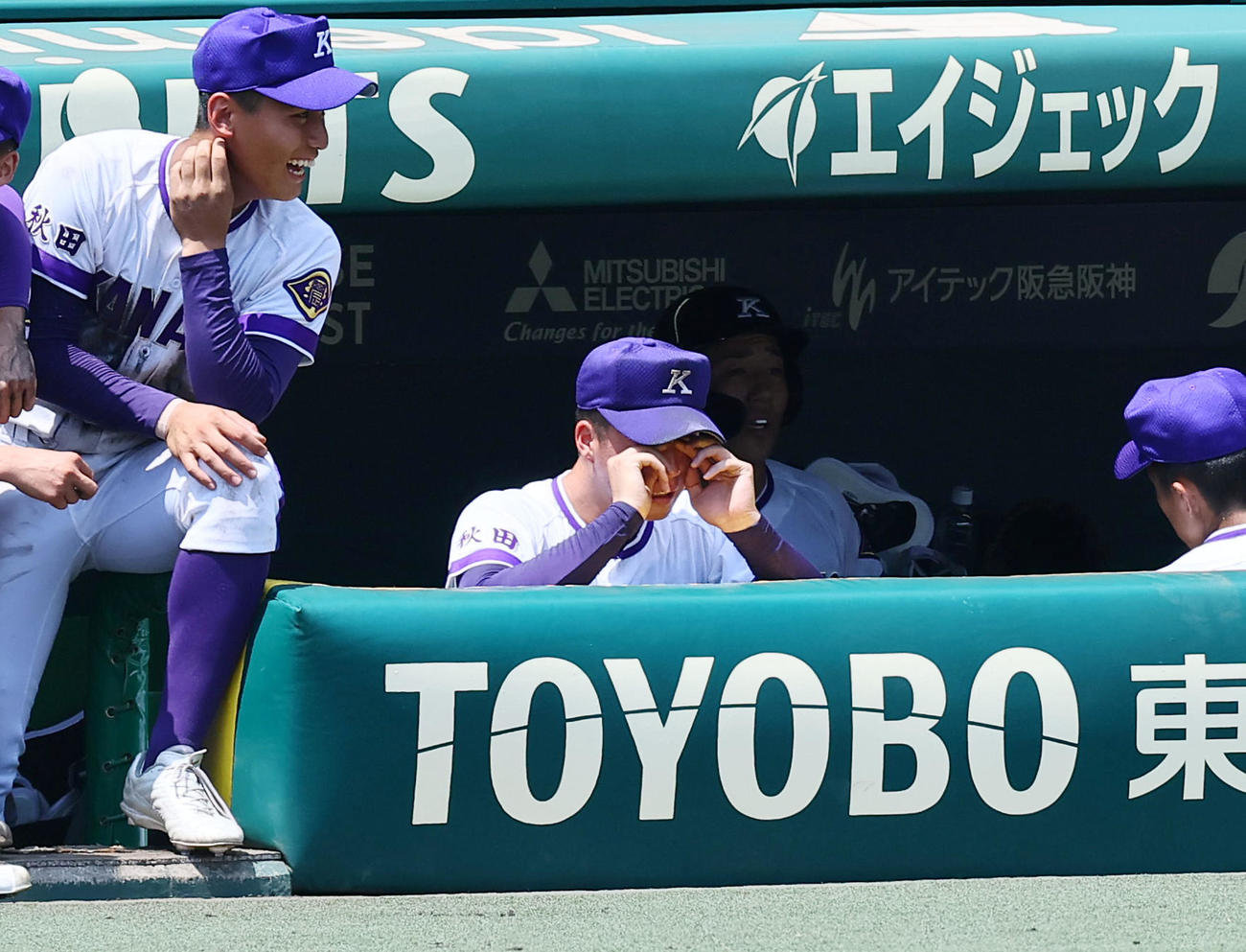 金足農対西日本短大付　9回表、ベンチで号泣する吉田（撮影・加藤哉）