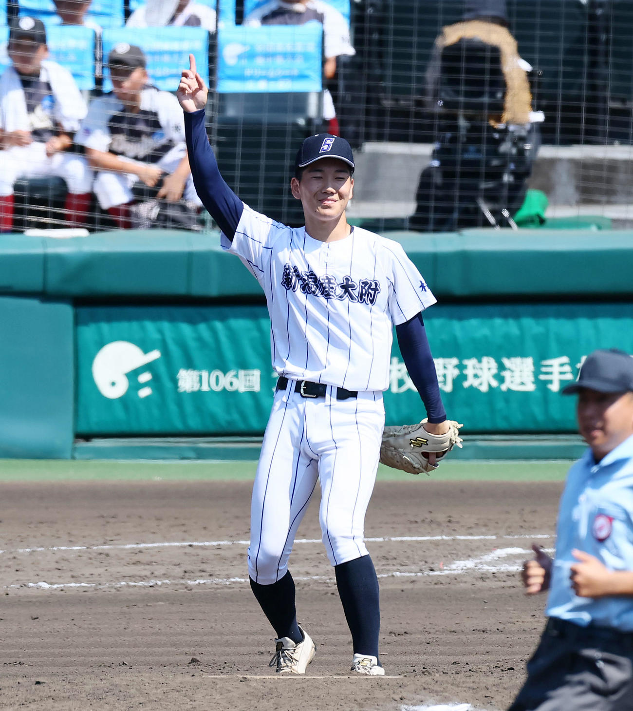新潟産大付対花咲徳栄　9回裏花咲徳栄2死、田島を中飛に仕留めて勝利し右手を挙げる田中（撮影・加藤哉）
