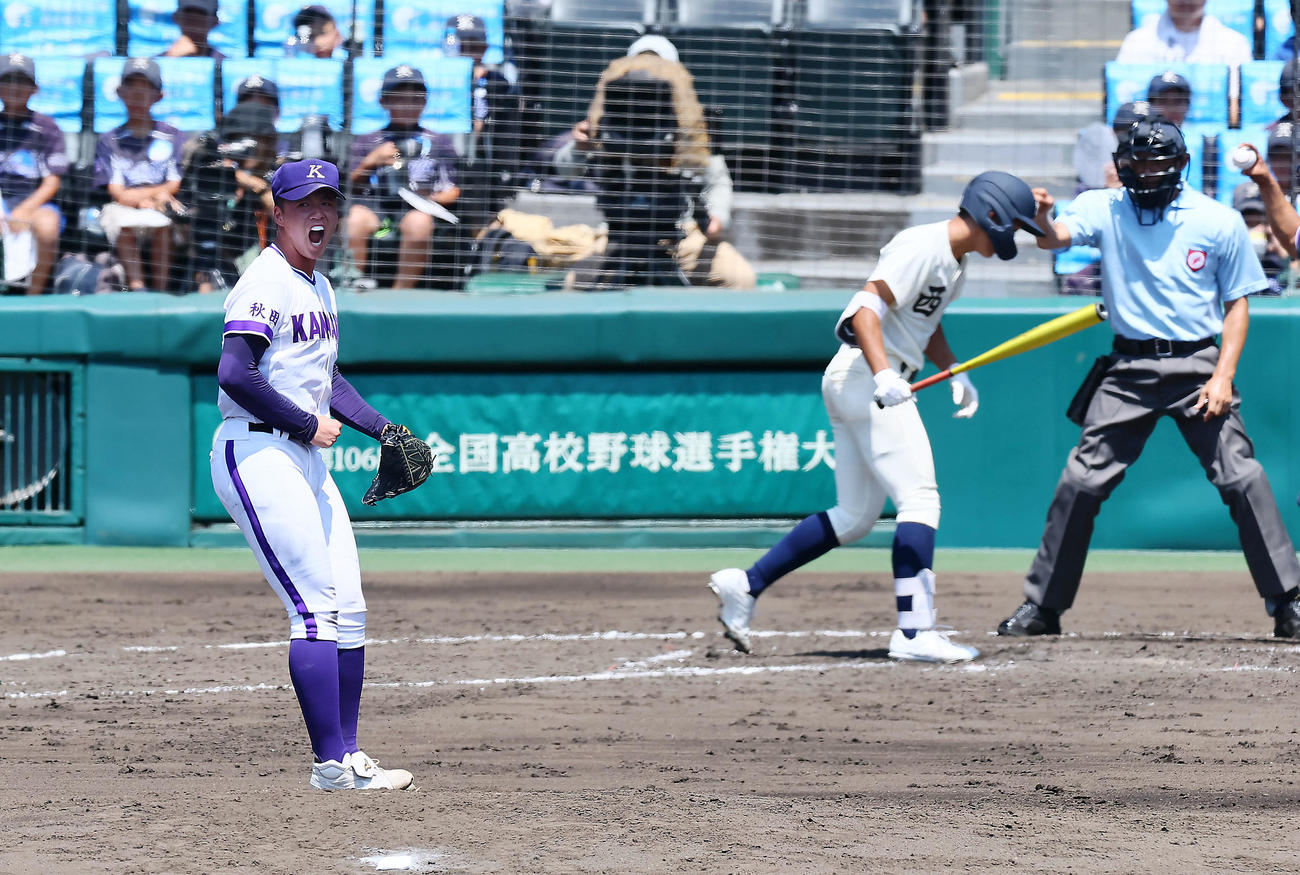 金足農対西日本短大付　3回裏西日本短大付2死二、三塁、吉田は斉藤を三振に仕留めマウンドで気合いのこもった表情を見せる（撮影・加藤哉）