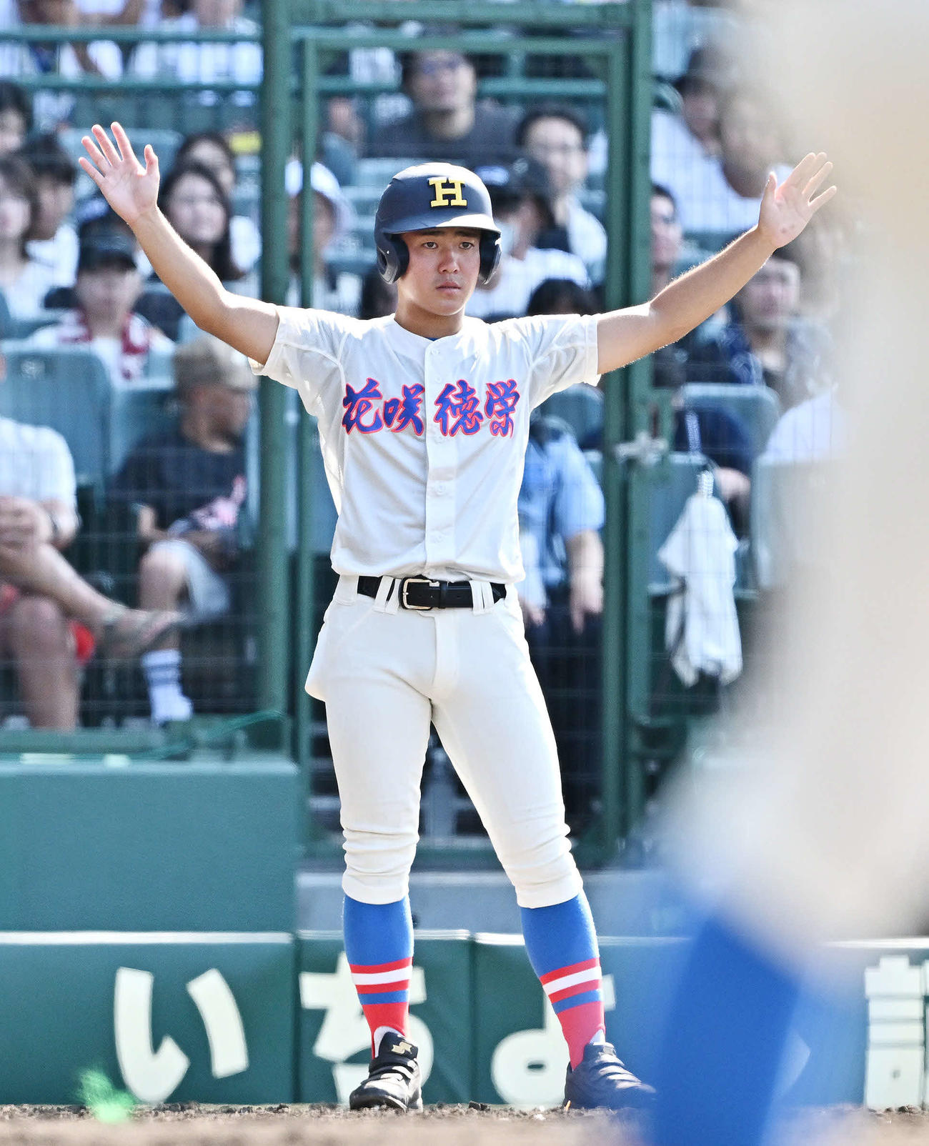 花咲徳栄対新潟産大付　三塁コーチの花咲徳栄・岩井（撮影・滝沢徹郎）