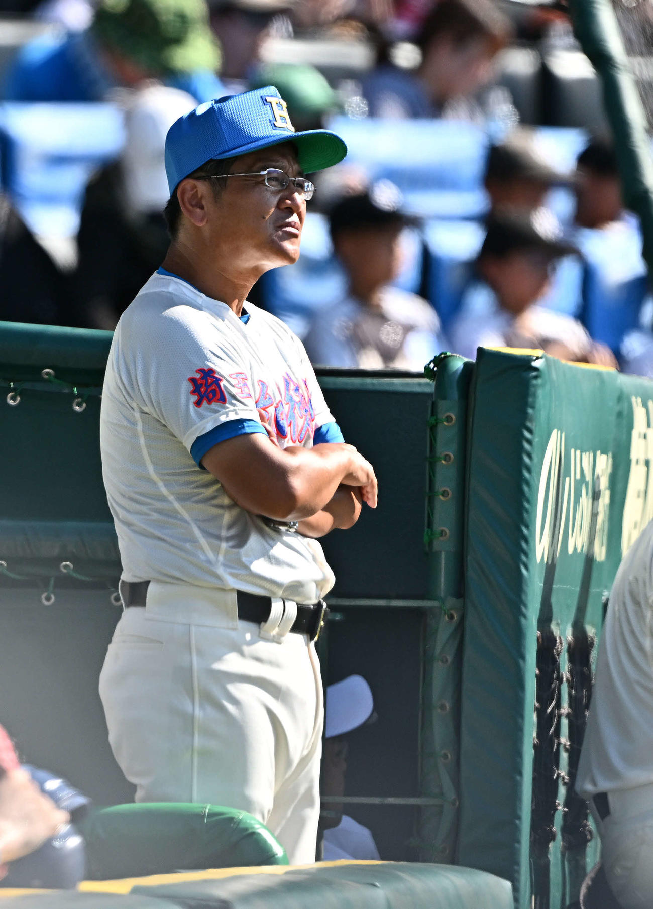 花咲徳栄対新潟産大付　戦況を見守る花咲徳栄・岩井監督（撮影・滝沢徹郎）