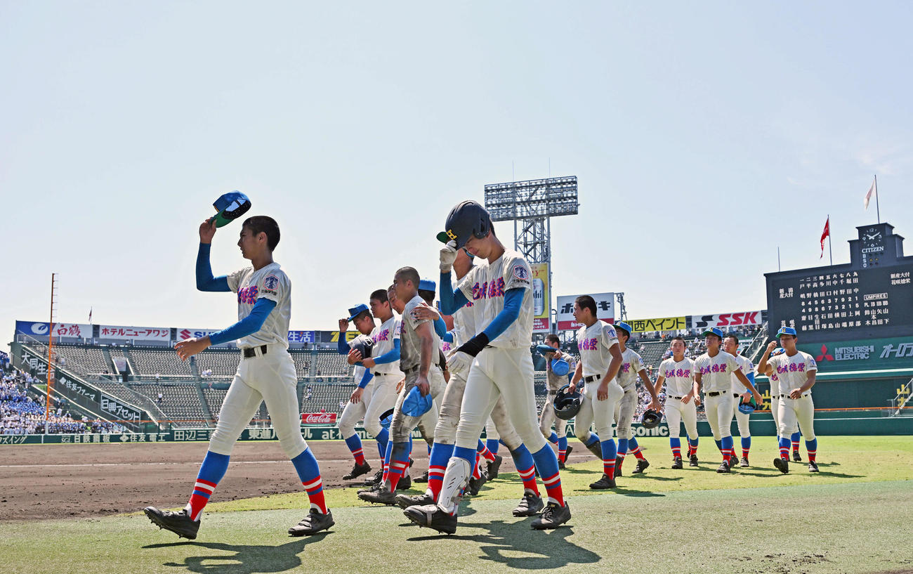 花咲徳栄対新潟産大付　初戦敗退し肩を落とす花咲徳栄の選手たち（撮影・滝沢徹郎）