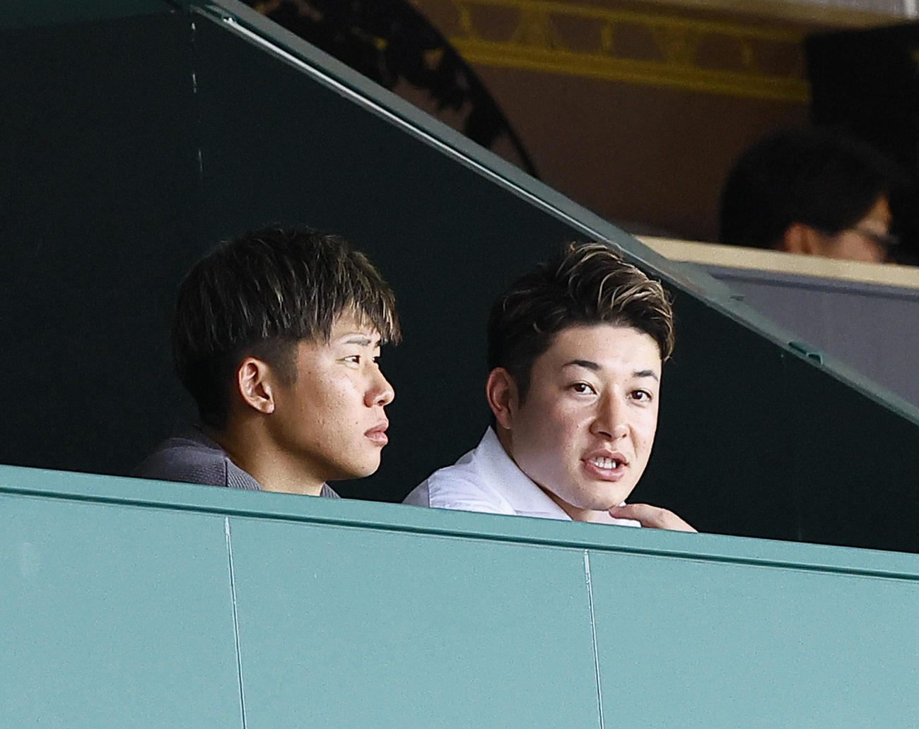 金足農対西本短大付　観戦に訪れたオリックス吉田（右）と曽谷（撮影・藤尾明華）