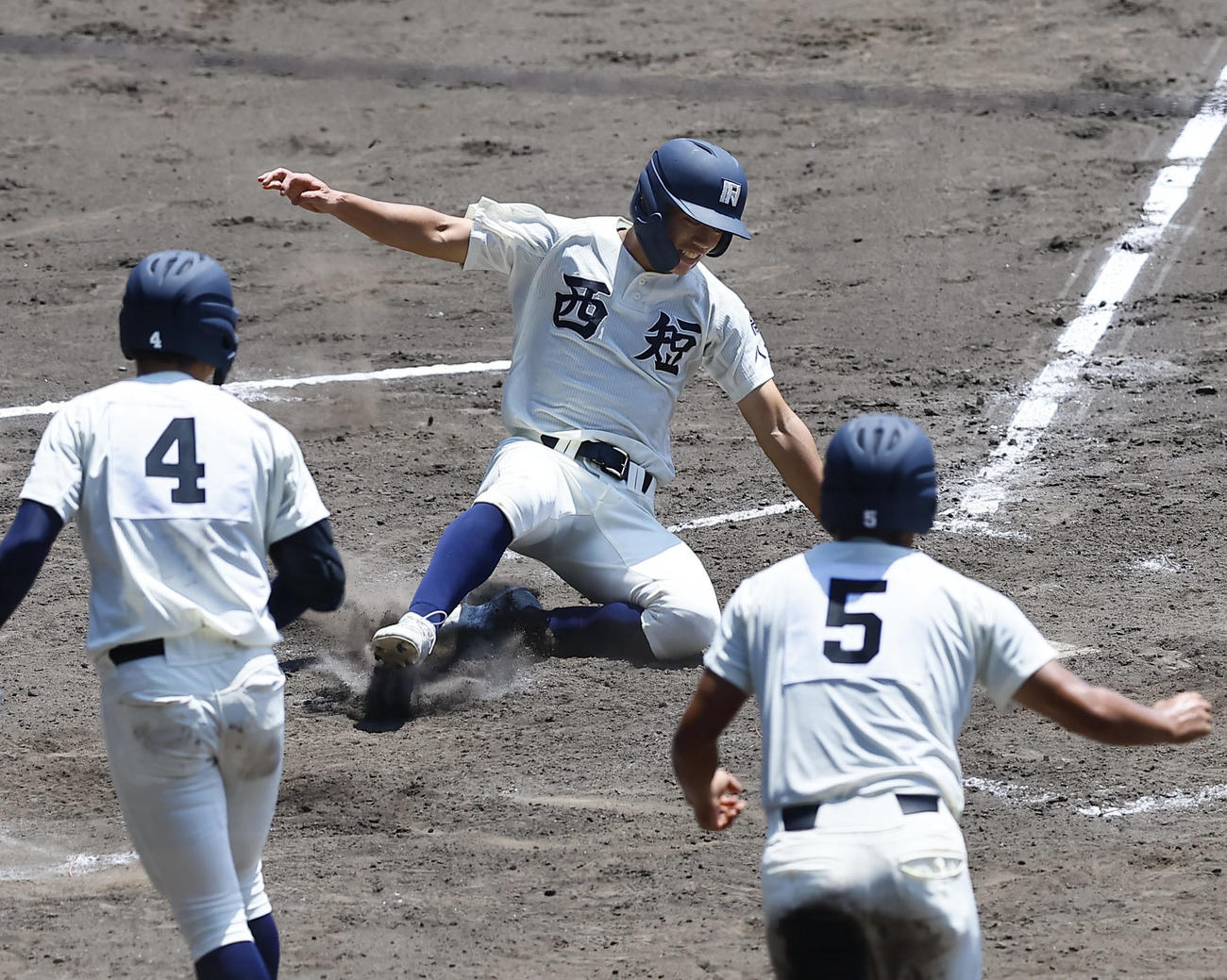 金足農対西本短大付　5回裏西本短大付1死満塁、山下の右前2点適時打で生還する斉藤（中央）（撮影・藤尾明華）