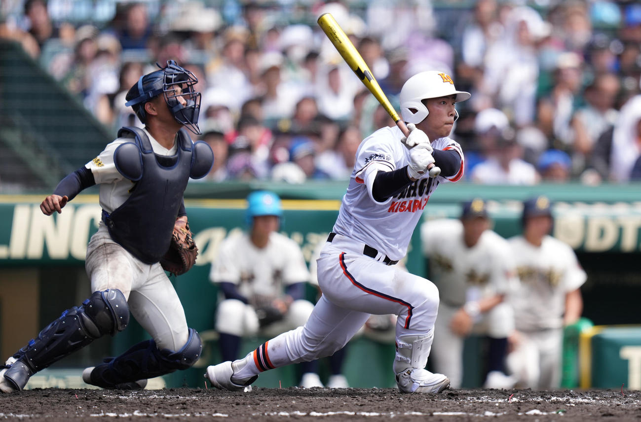 木更津総合対神村学園　3回表木更津総合2死三塁、右前適時打を放つ羽根（撮影・鈴木みどり）