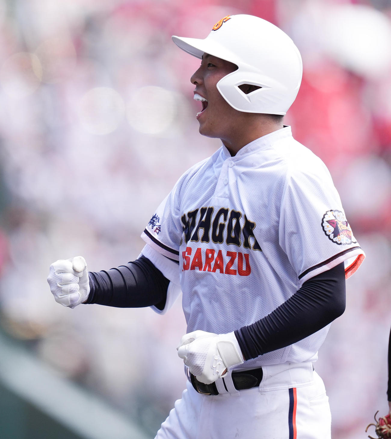 木更津総合対神村学園　3回表木更津総合2死三塁、右前適ち、ガッツポーズする羽根（撮影・鈴木みどり）