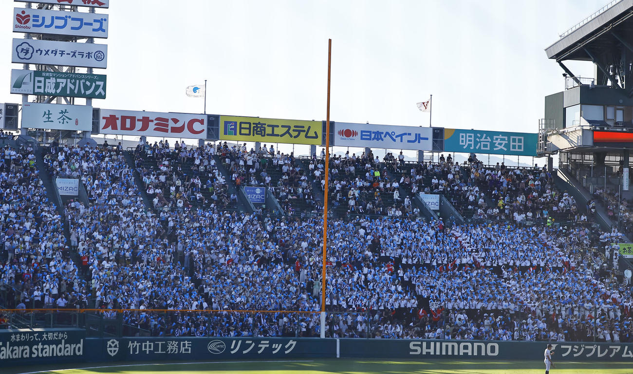 掛川西対日本航空　選手を応援する掛川西の大応援団（撮影・藤尾明華）
