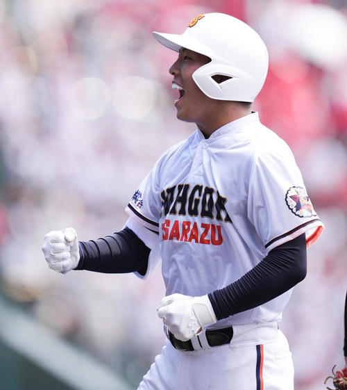 木更津総合対神村学園　3回表木更津総合2死三塁、右前適ち、ガッツポーズする羽根（撮影・鈴木みどり）