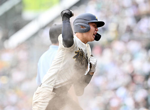 木更津総合対神村学園　7回裏神村学園1死二塁、今岡は左翼に適時三塁打を放ち雄たけびを上げる（撮影・滝沢徹郎）