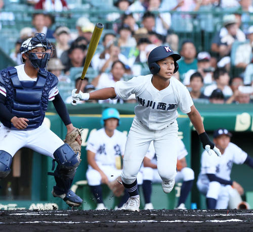 掛川西対日本航空　1回表掛川西無死一塁、鈴木は先制の右適時二塁打を放つ（撮影・上山淳一）