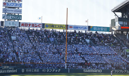 掛川西対日本航空　選手を応援する掛川西の大応援団（撮影・藤尾明華）