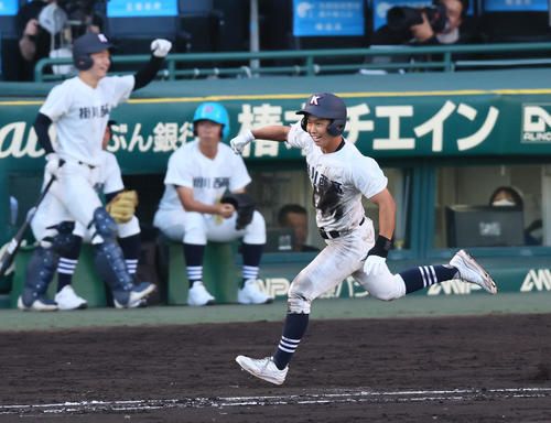 掛川西対日本航空　4回表掛川西2死三塁、鈴木は右越えに適時打を放ちガッツポーズをする（撮影・藤尾明華）