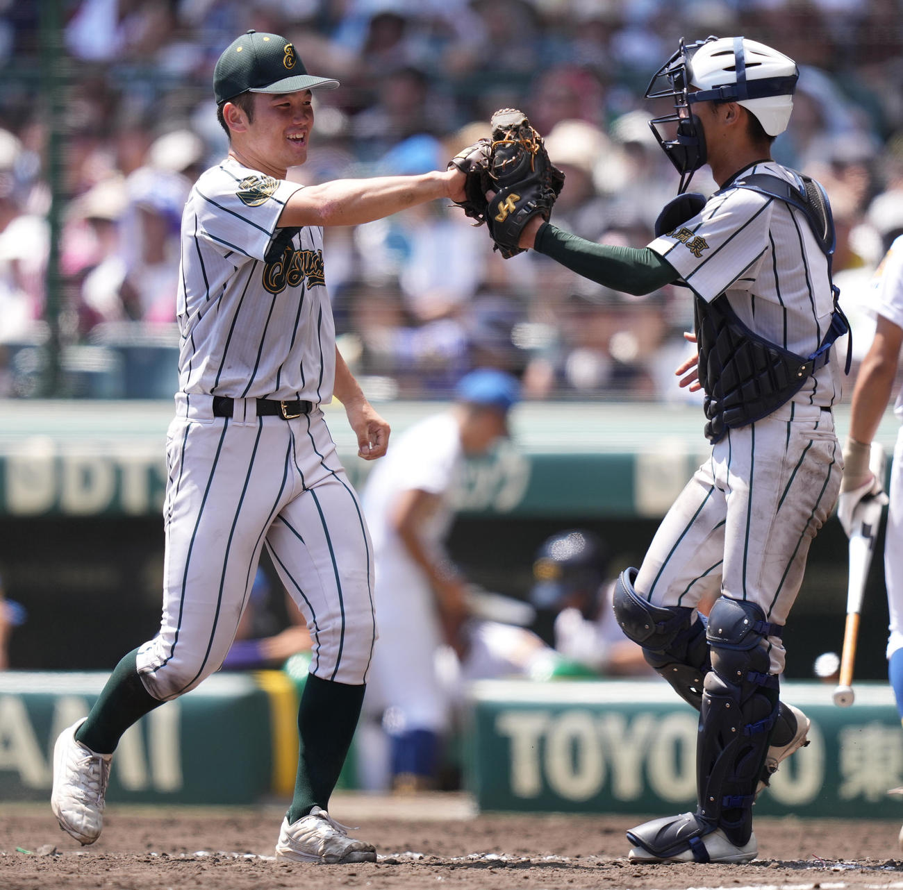 鶴岡東対聖光学院　完投勝利し、億田（右）とタッチを交わす鶴岡東・桜井（撮影・鈴木みどり）