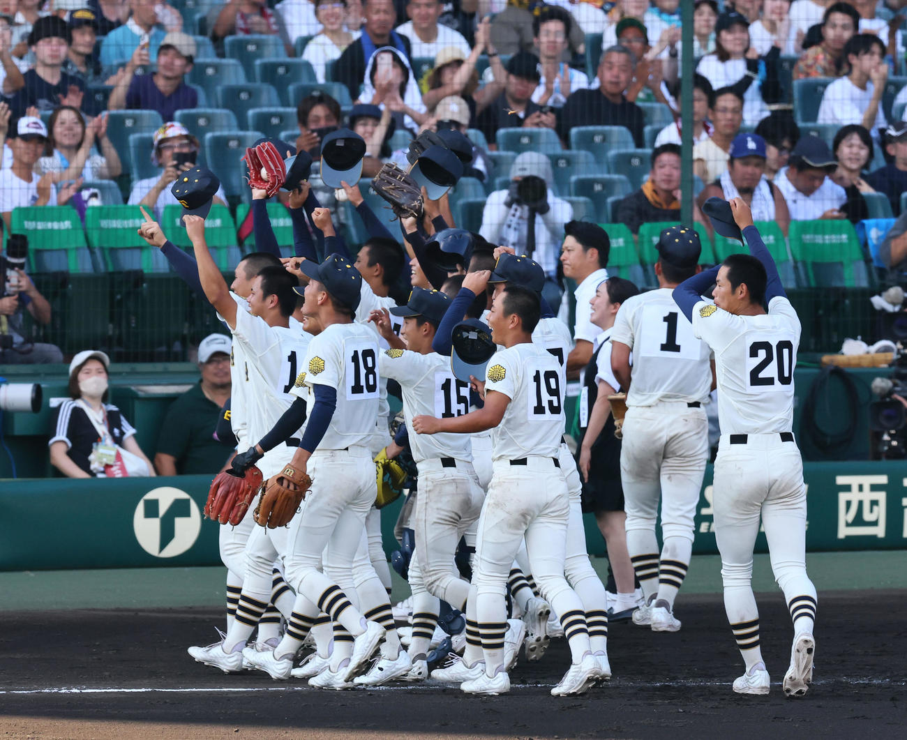 大社対報徳学園　報徳学園に勝利し、喜ぶ大社ナイン（撮影・藤尾明華）