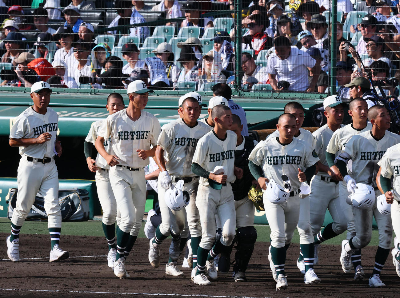 大社対報徳学園　大社に敗れ、アルプスに向かう今朝丸（左から3人目）ら報徳学園ナイン（撮影・藤尾明華）