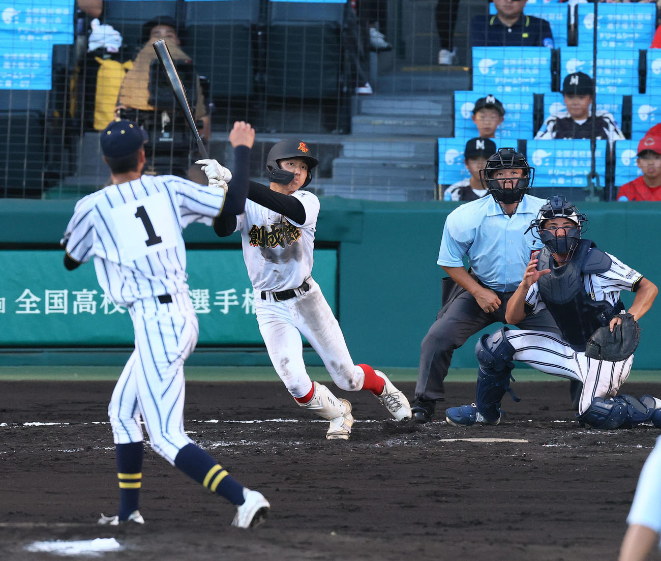白樺学園対創成館　3回裏創成館1死三塁、向段は先制の左犠飛を放つ（撮影・藤尾明華）
