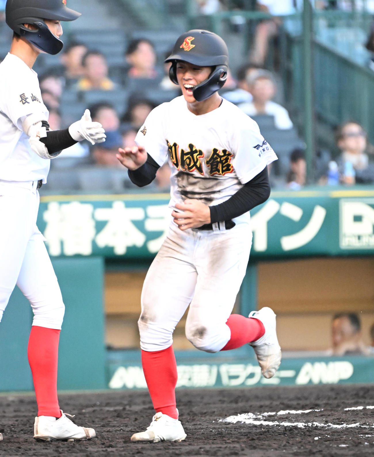 白樺学園対創成館　3回裏創成館1死三塁、向段泰一郎の左犠飛で生還する山口烈（右）（撮影・石井愛子）