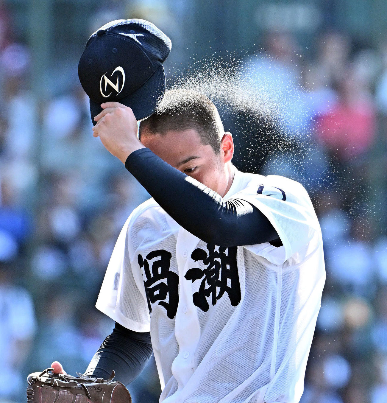 早実対鳴門渦潮　2回表を投げ終えた鳴門渦潮先発の岡田は汗をぬぐいながら引き揚げる（撮影・滝沢徹郎）