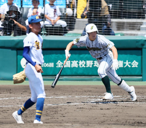 鶴岡東対聖光学院　3回表鶴岡東2死二、三塁、桜井椿稀は左適時打を放つ。投手高野（撮影・加藤哉）