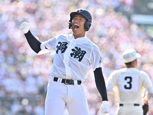 早実対鳴門渦潮　1回裏鳴門渦潮1死一、二塁、岡田は先制適時打を放ち雄たけびを上げる（撮影・滝沢徹郎）