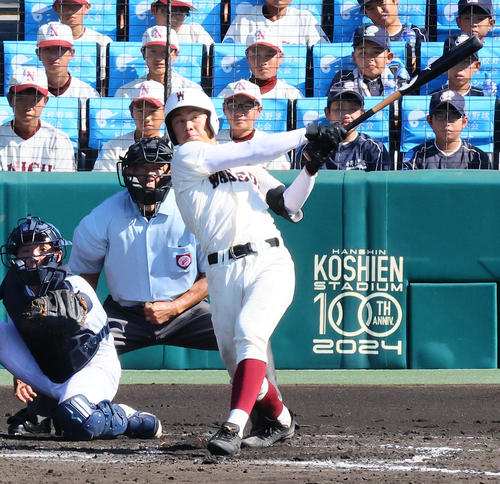 早実対鳴門渦潮　2回表早実2死満塁、宇野は左適時3点二塁打を放つ（撮影・加藤哉）