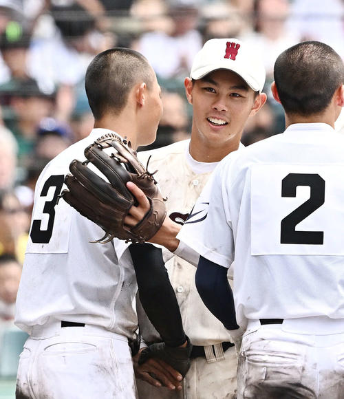 早実対鳴門渦潮　試合後、早実・宇野（後方）は鳴門渦潮・端村と健闘をたたえ合う（撮影・滝沢徹郎）