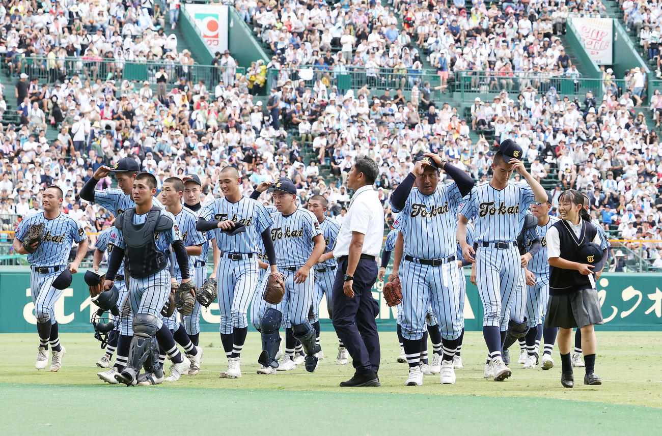 東海大相模対富山商　富山商に勝利し応援団にあいさつする東海大相模ナイン（撮影・前田充）