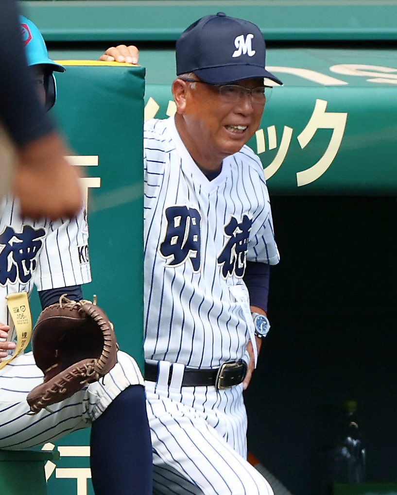 鳥取城北対明徳義塾　試合前、笑顔を見せる明徳義塾・馬淵監督（撮影・上山淳一）