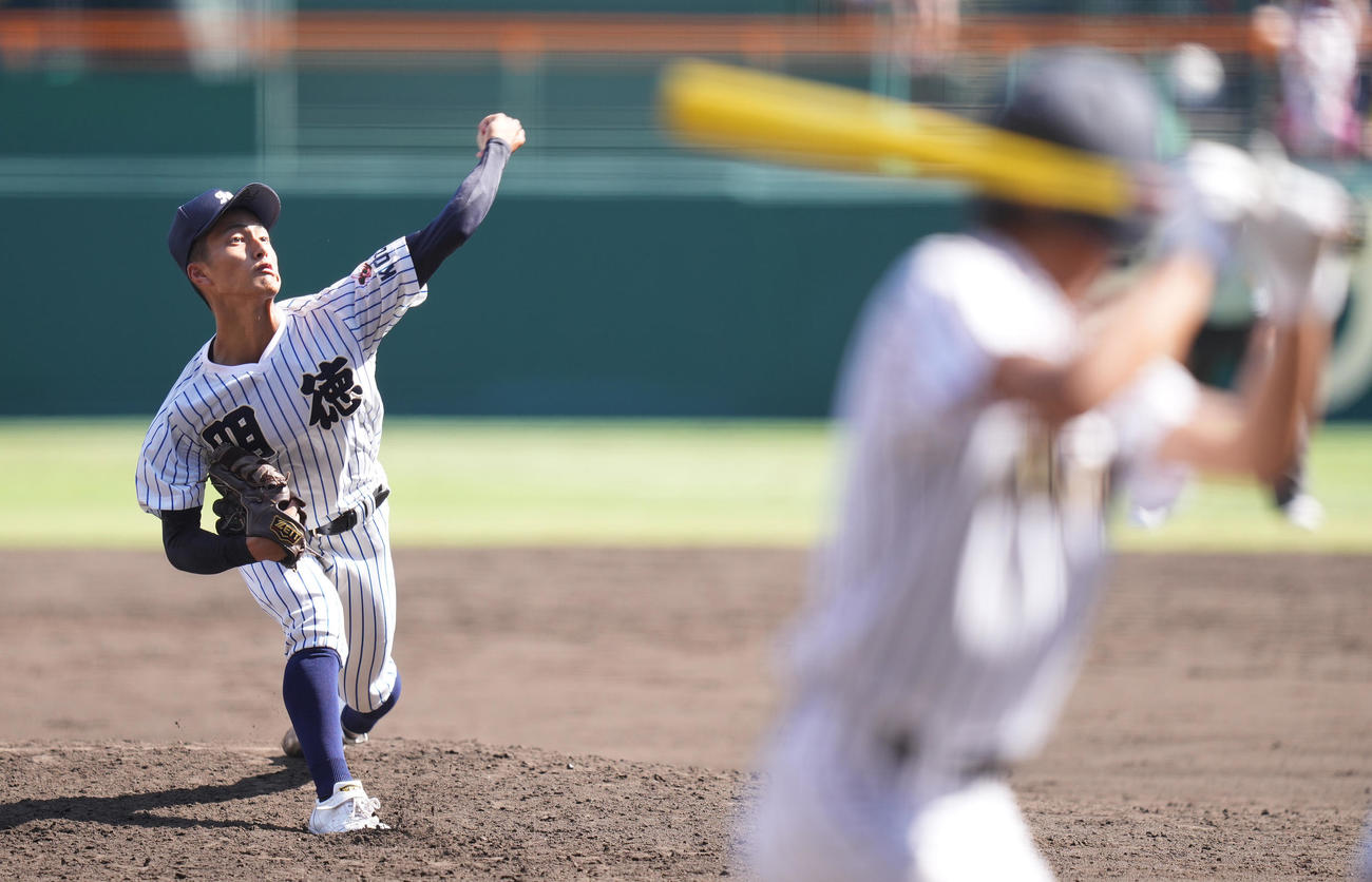 鳥取城北対明徳義塾　先発し力投する明徳義塾・池崎（撮影・鈴木みどり）
