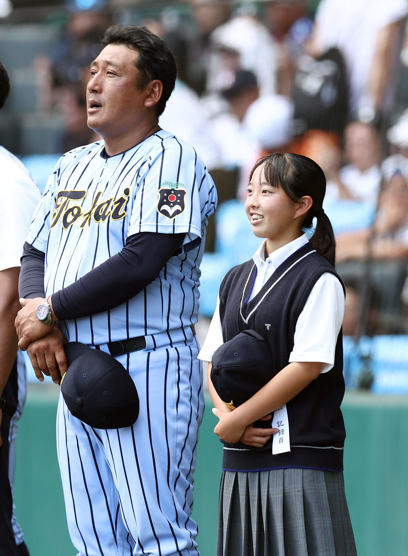 東海大相模対富山商　富山商に勝利し校歌を斉唱する東海大相模・原監督（左）と岡村マネジャー（撮影・前田充）