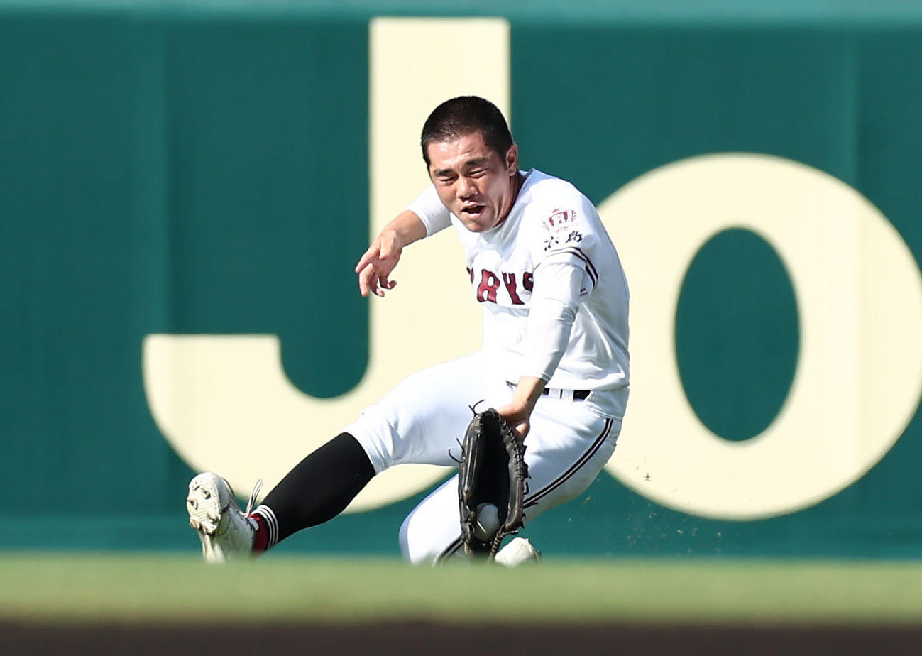 広陵対熊本工　1回裏熊本工1死二塁、上田の右直を好捕する田村（撮影・前田充）