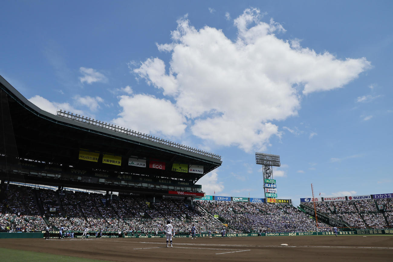 東海大相模対富山商　青空の下、試合が行われる甲子園球場（撮影・足立雅史）