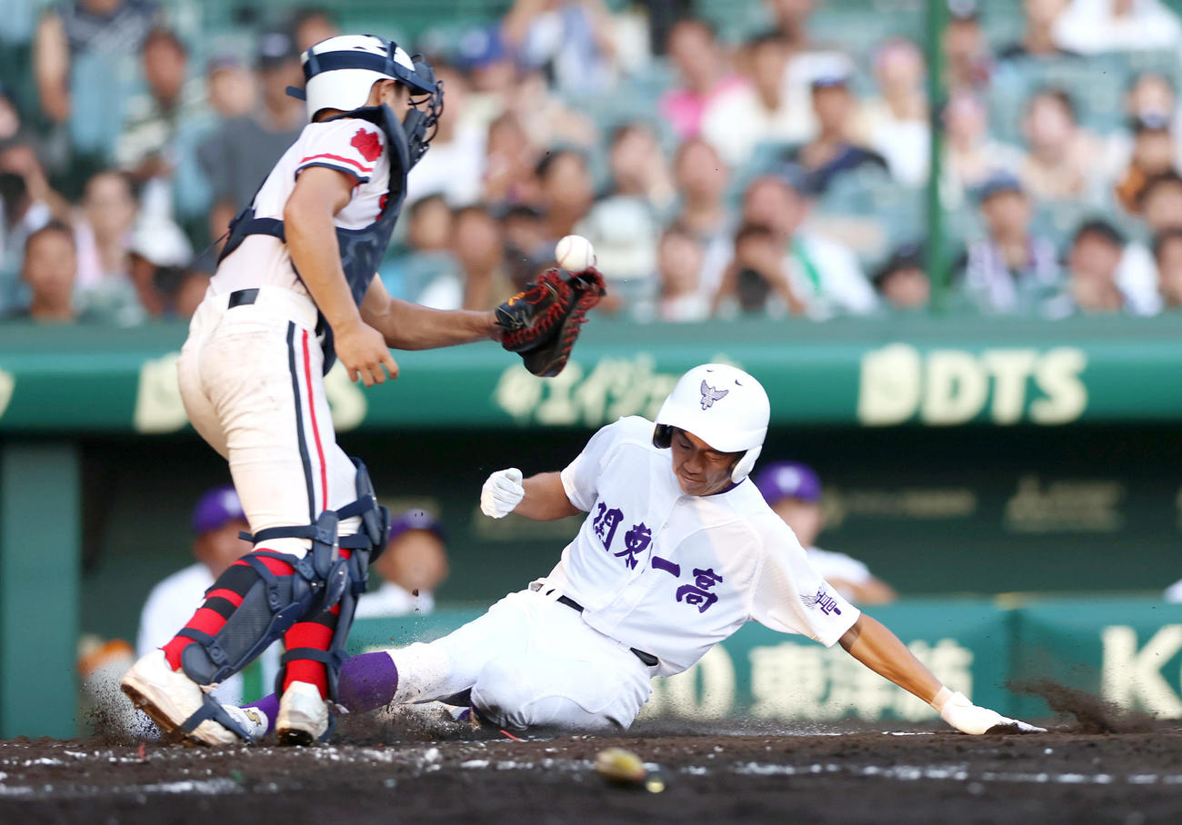 北陸対関東第一　3回裏関東第一1死三塁、三走・藤田（右）は成井の左犠飛で生還する。捕手・小矢（撮影・上山淳一）