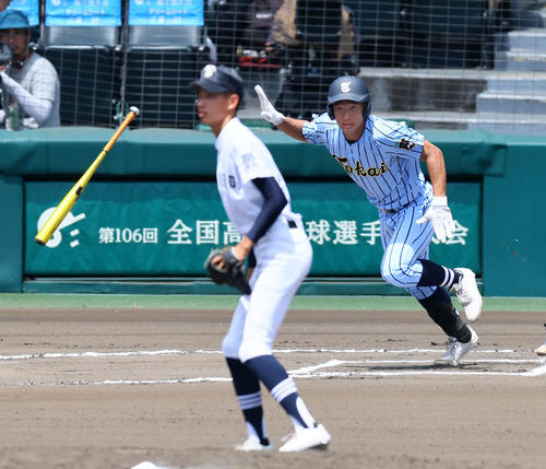 東海大相模対富山商 1回表東海大相模1死一塁、和田は中適時二塁打を放つ。投手山本(撮影・加藤哉)
