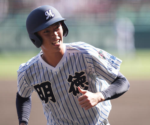 鳥取城対明徳義塾 5回裏明徳義塾2死満塁、長谷川の左2点適時打で生還し、笑顔の二塁走者藤森(撮影・鈴木みどり)