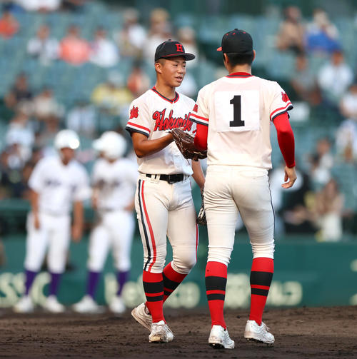北陸対関東第一 5回裏関東第一1死満塁、竹田煌士(左)は兄・海士にマウンドを託す(撮影・上山淳一)