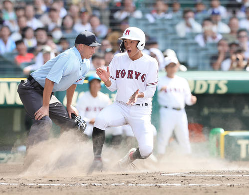 広陵対熊本工 7回表広陵1死二、三塁、浜本の右前2点適時打で生還した白髪(撮影・足立雅史)