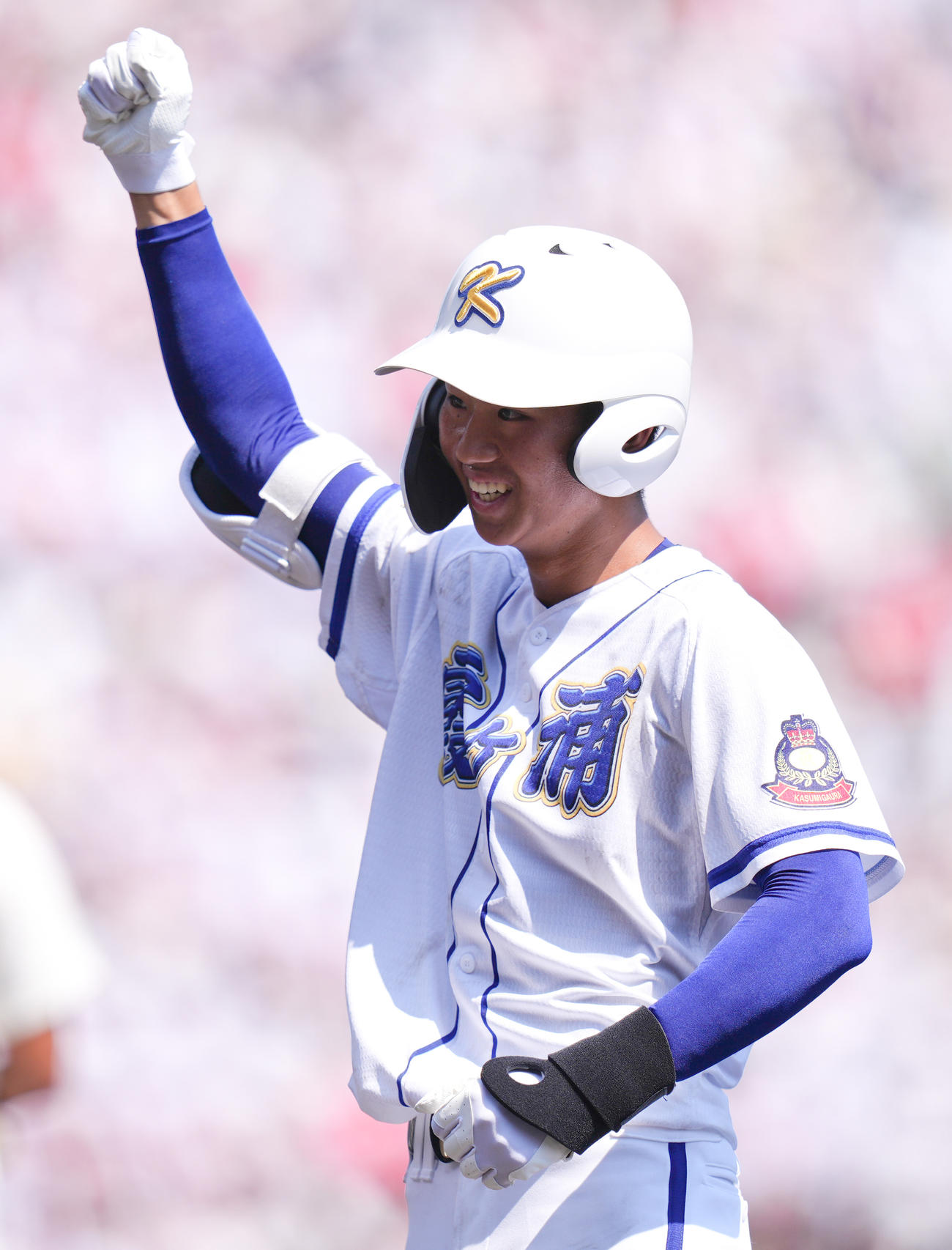 霞ケ浦対智弁和歌山　2回表霞ケ浦1死二塁、先制の適時内野安打を放ち、ガッツポーズする鹿又（撮影・鈴木みどり）