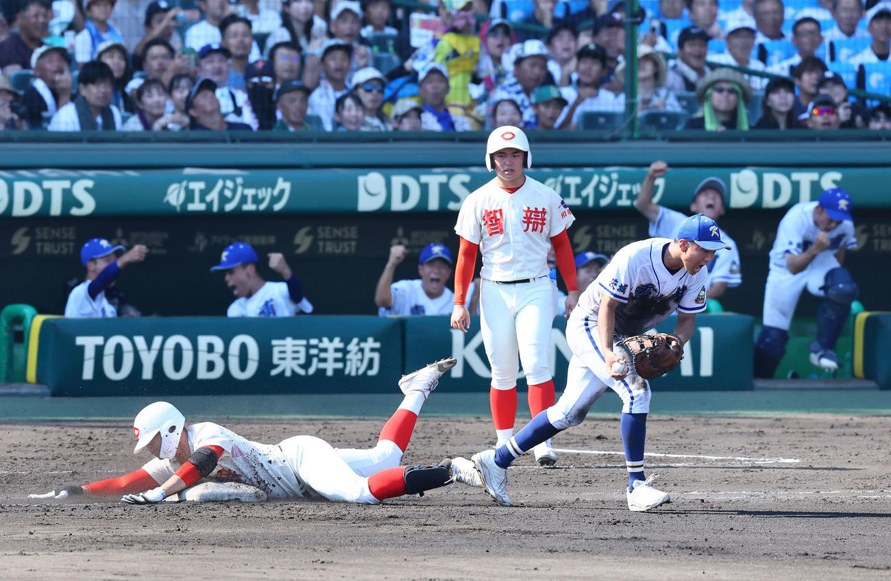 霞ケ浦対智弁和歌山　6回裏智弁和歌山1死一、二塁、花田は三ゴロ併殺打に倒れる。野手羽成（撮影・藤尾明華）