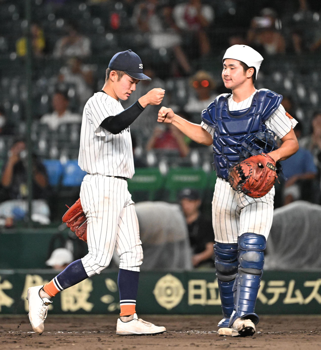 滋賀学園対花巻東　花巻東に完封勝利し捕手杉本（右）とタッチを交わす滋賀学園・脇本（中央）（撮影・和賀正仁）