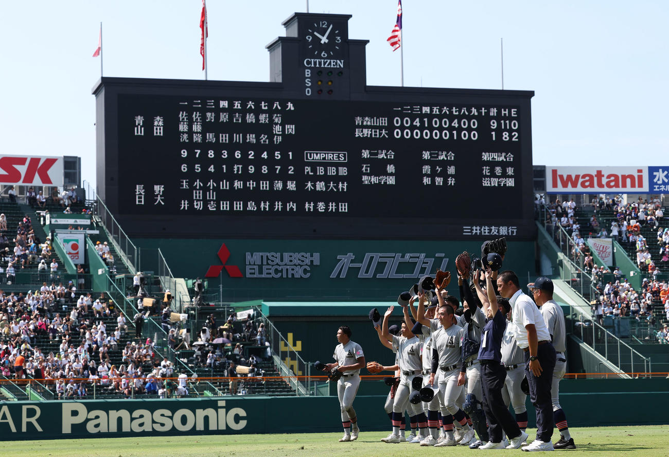 青森山田対長野日大　長野日大に勝利し応援団にあいさつする青森山田ナイン（撮影・前田充）