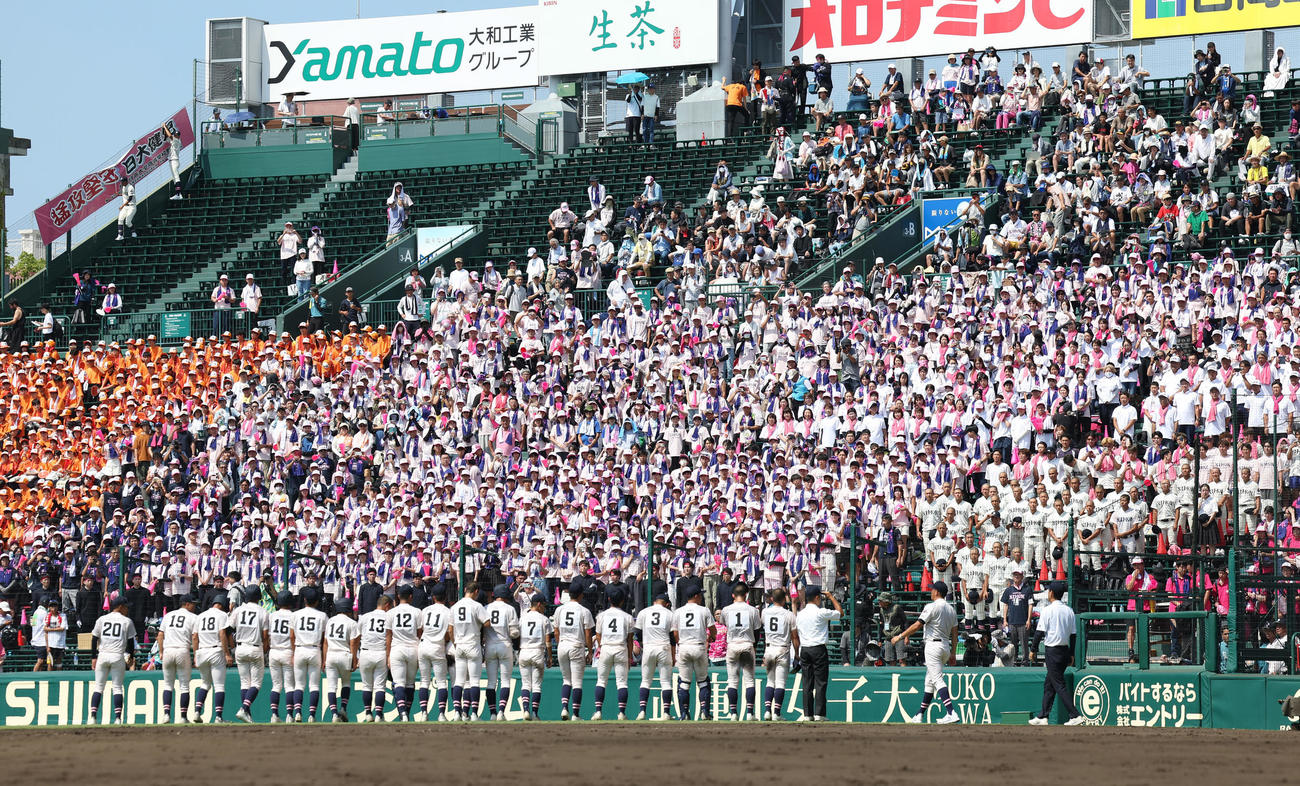 青森山田対長野日大　青森山田に敗れ応援団にあいさつする長野日大ナイン（撮影・前田充）