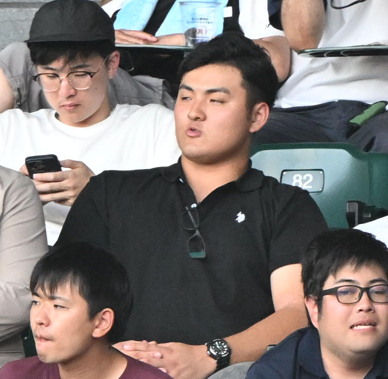 滋賀学園対花巻東　母校の花巻東戦をスタンドから応援するスタンフォード大佐々木麟太郎（撮影・和賀正仁）