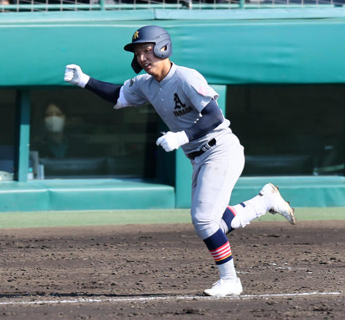 青森山田対長野日大 3回表青森山田2死満塁、橋場は右適時打を放ち先制する(撮影・加藤哉)